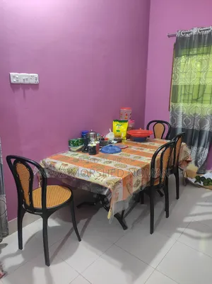 ডাইনিং টেবিল