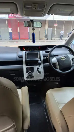 টয়োটা নোয়াহ ২০১১ ব্রাউন