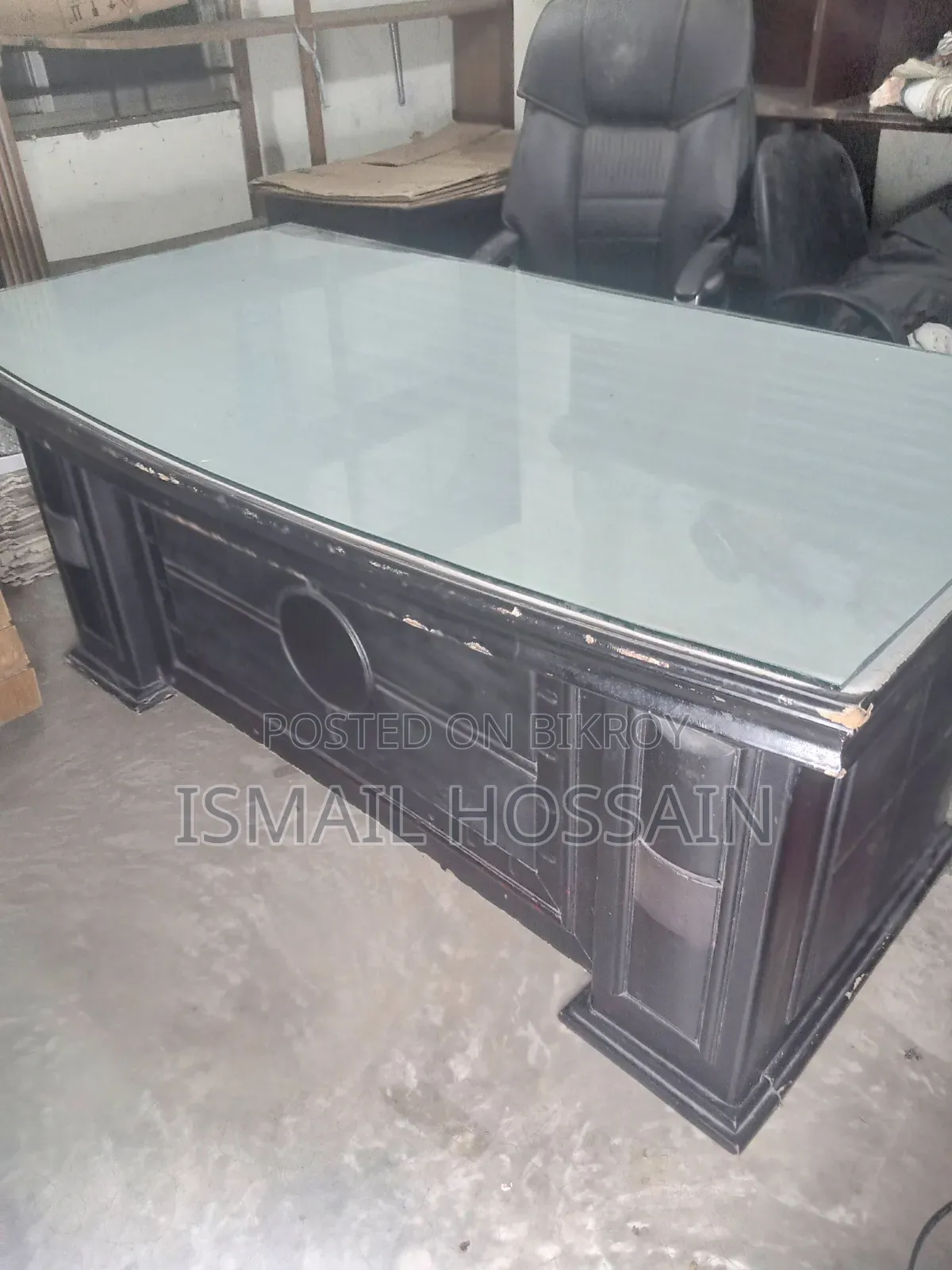 An office table 5 feet 10 inches long and 3 feet wide