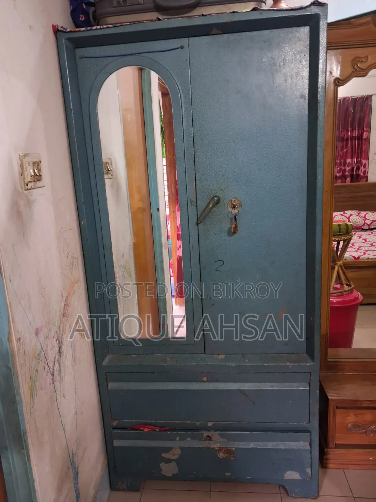স্টিলের আলমারি