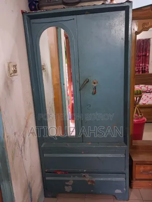স্টিলের আলমারি