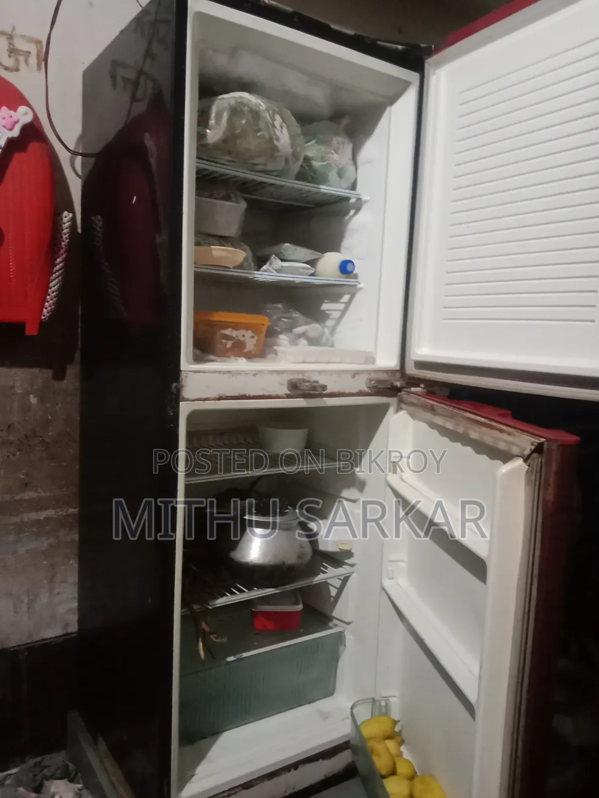 ফ্রিজে কোন সমস্যা নাই টাকার প্রয়োজন তাই বিক্রি করছি অল্প দামে