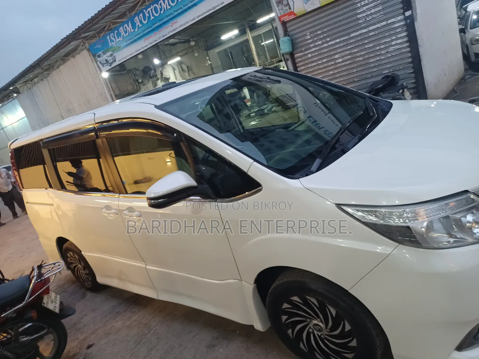 Toyota Noah 2014 Pearl
