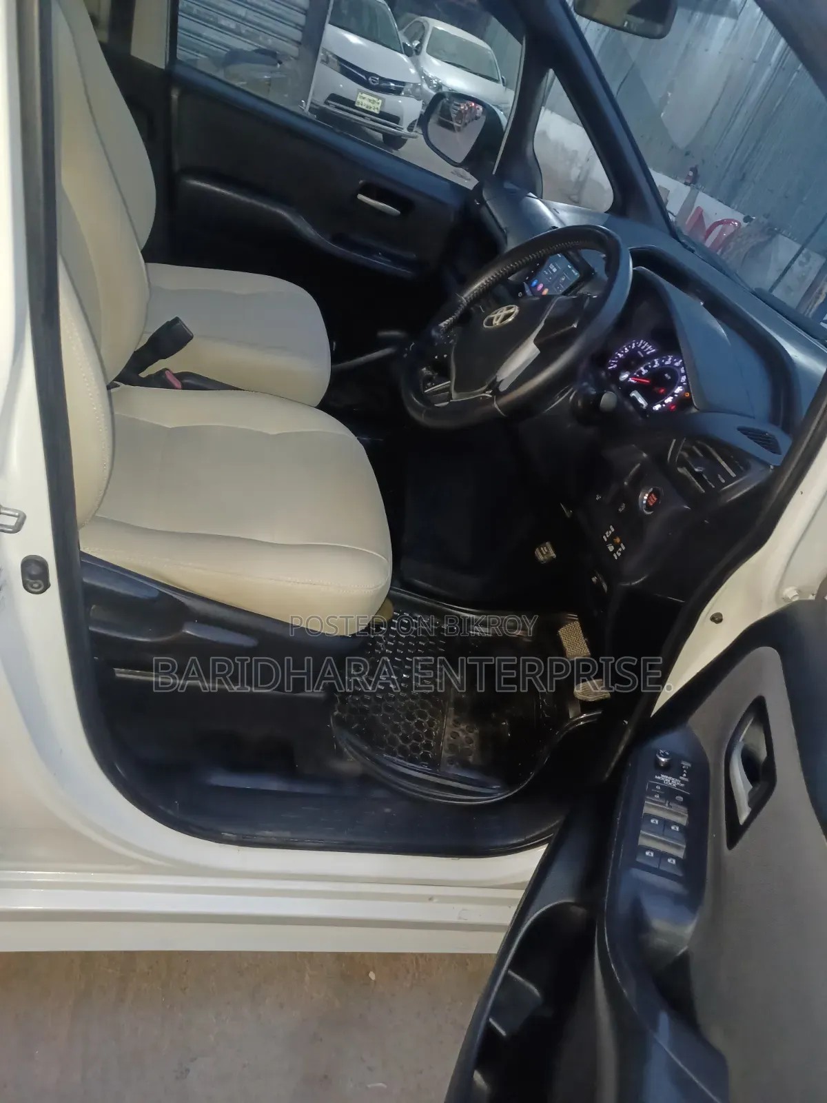 Toyota Noah 2014 Pearl