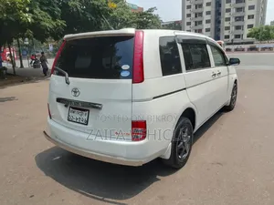 Toyota ISIS 2004 Pearl