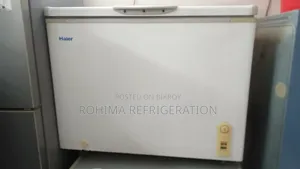 একটি ব্যবহৃত Haier ব্র্যান্ডের রেফ্রিজারেটর বিক্রির জন্য।