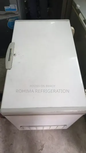 একটি ব্যবহৃত Haier ব্র্যান্ডের রেফ্রিজারেটর বিক্রির জন্য।
