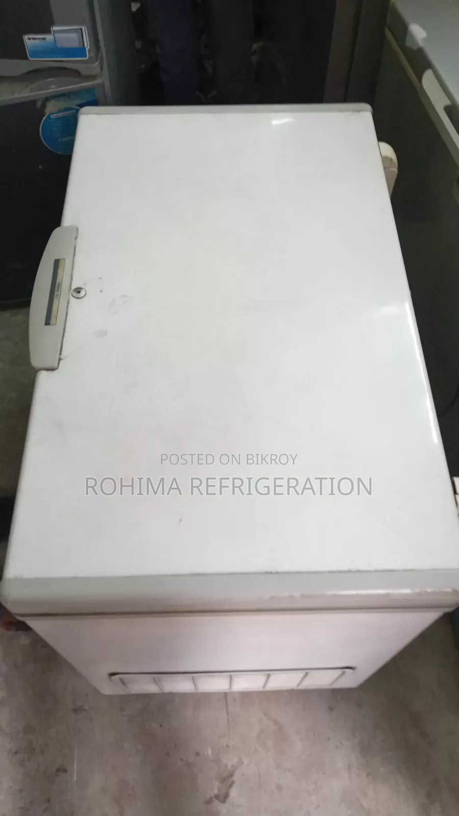 একটি ব্যবহৃত Haier ব্র্যান্ডের রেফ্রিজারেটর বিক্রির জন্য।