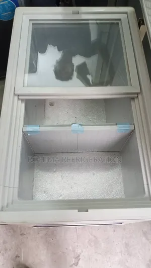একটি ব্যবহৃত Haier ব্র্যান্ডের রেফ্রিজারেটর বিক্রির জন্য।
