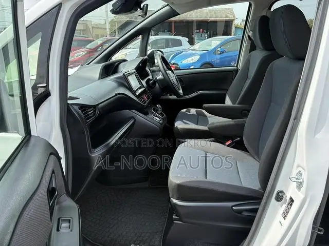 Toyota Noah 2021 Pearl