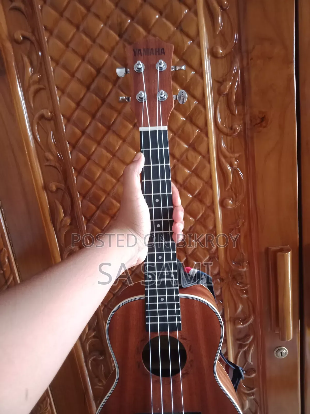 একটি নতুন উকুলেলে বিক্রি হবে।