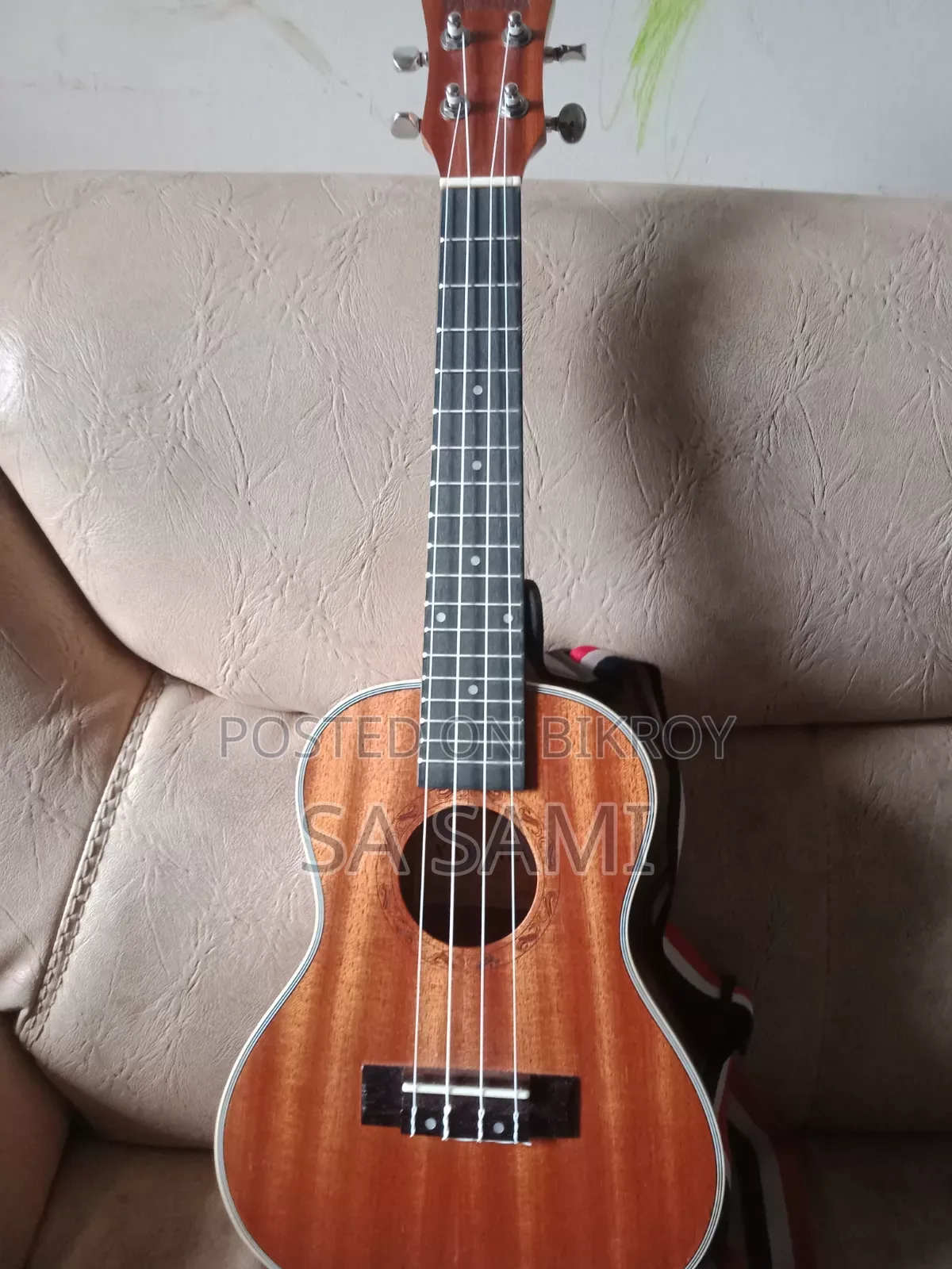 একটি নতুন উকুলেলে বিক্রি হবে।