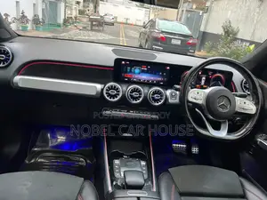 Mercedes-Benz 200 2021 Black