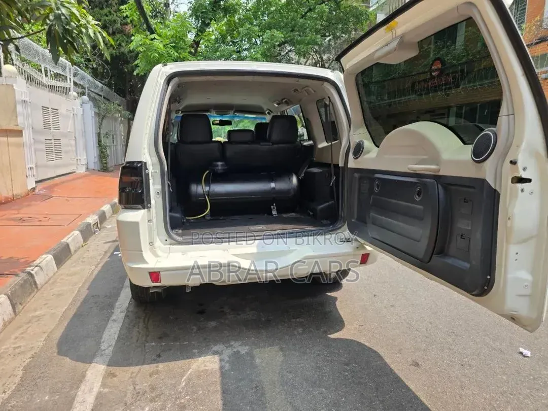 মিতসুবিশি পাজেরো ২০০৬ সাদা