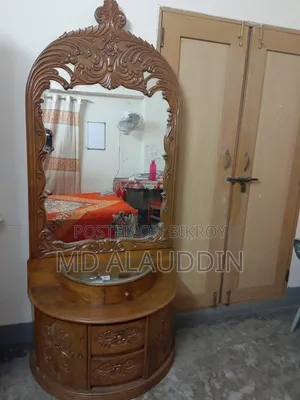 সেগুন কাঠের তৈরি একটি ডেসিং টেবিল বিক্রি করা হবে।
