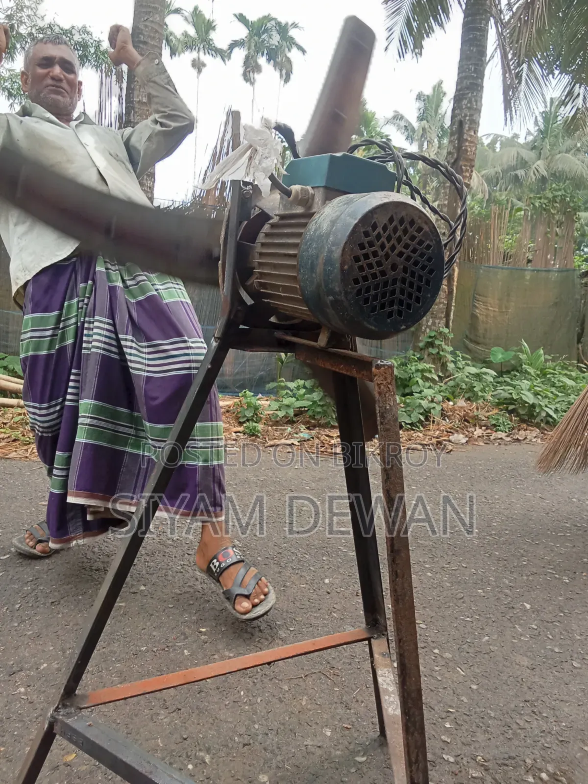Motor fan for winnowing paddy