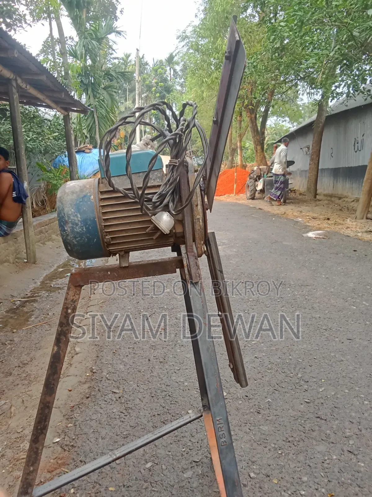 Motor fan for winnowing paddy