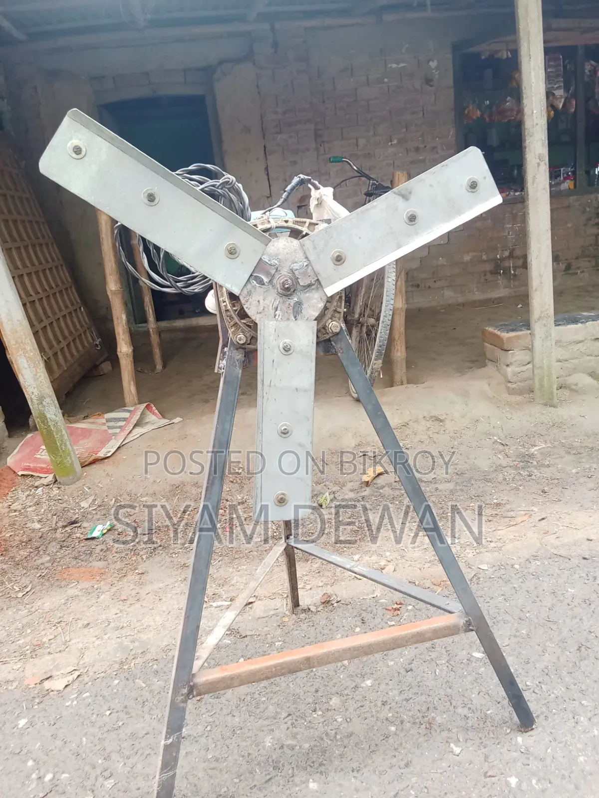 Motor fan for winnowing paddy