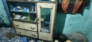 পুরানো স্টিলের শোকেস