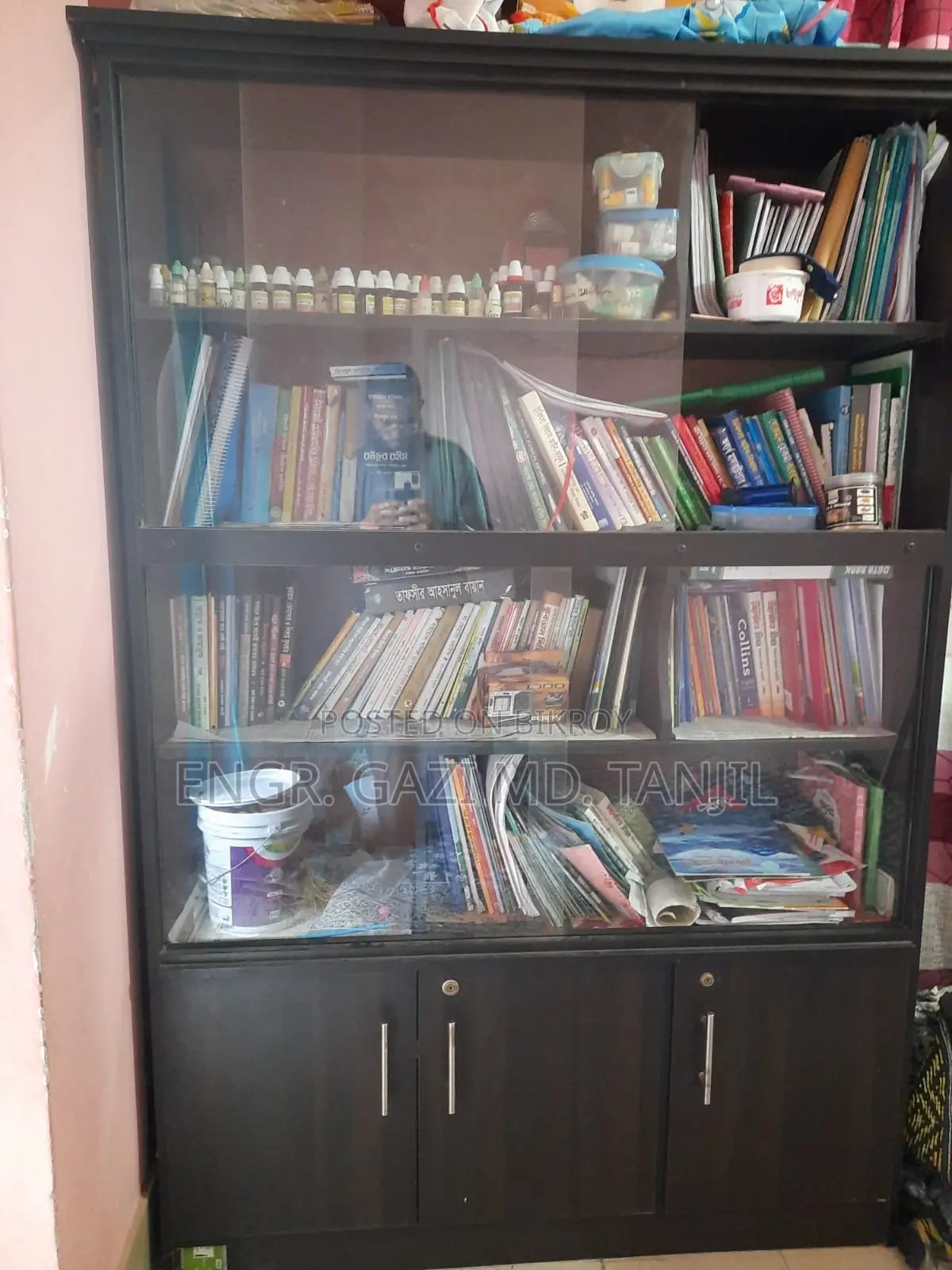 A bookshelf will be sold!