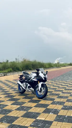 Yamaha R1 2025 Silver