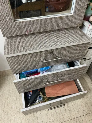 ড্রেসিং টেবিল