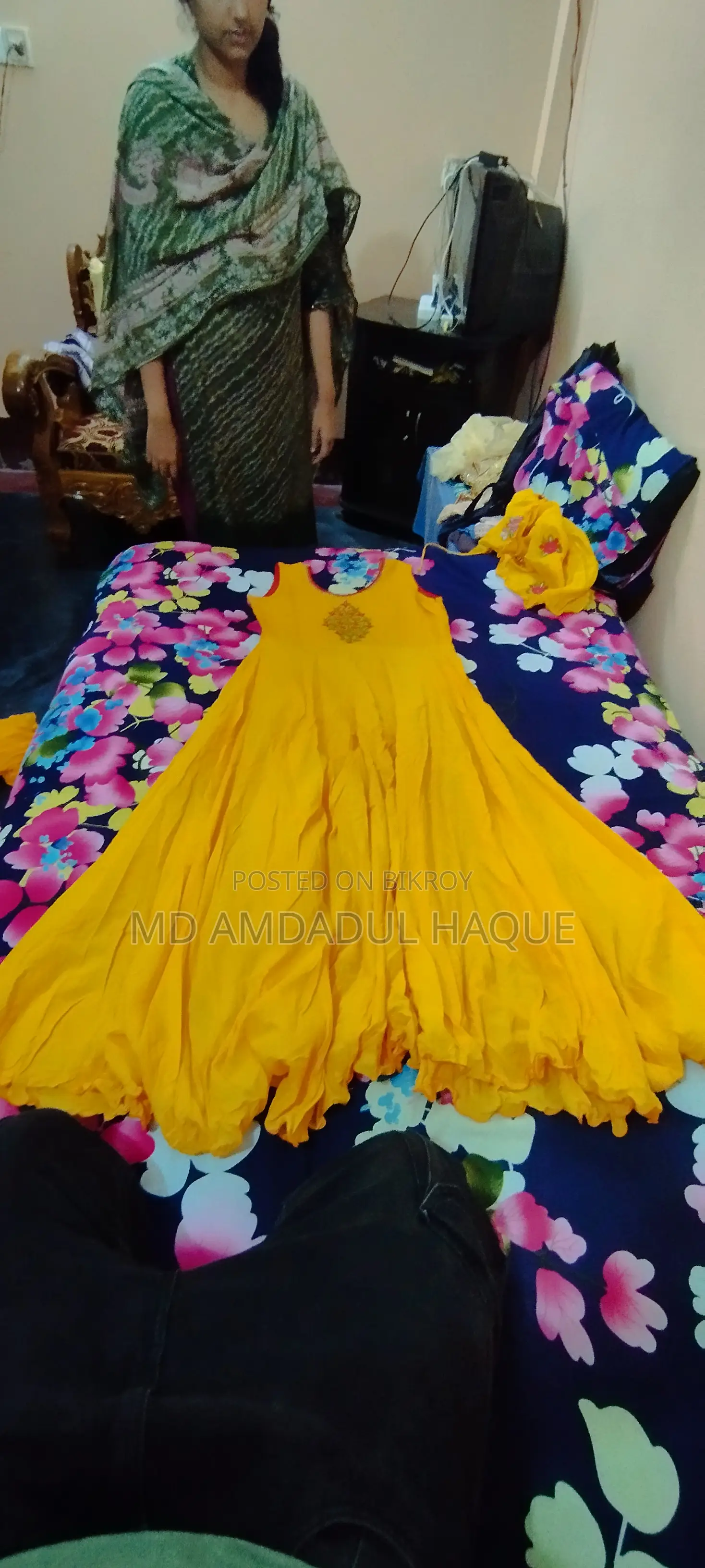 গাউন সাথে কটি