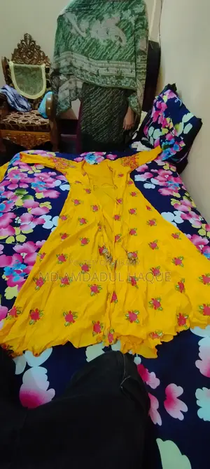 গাউন সাথে কটি