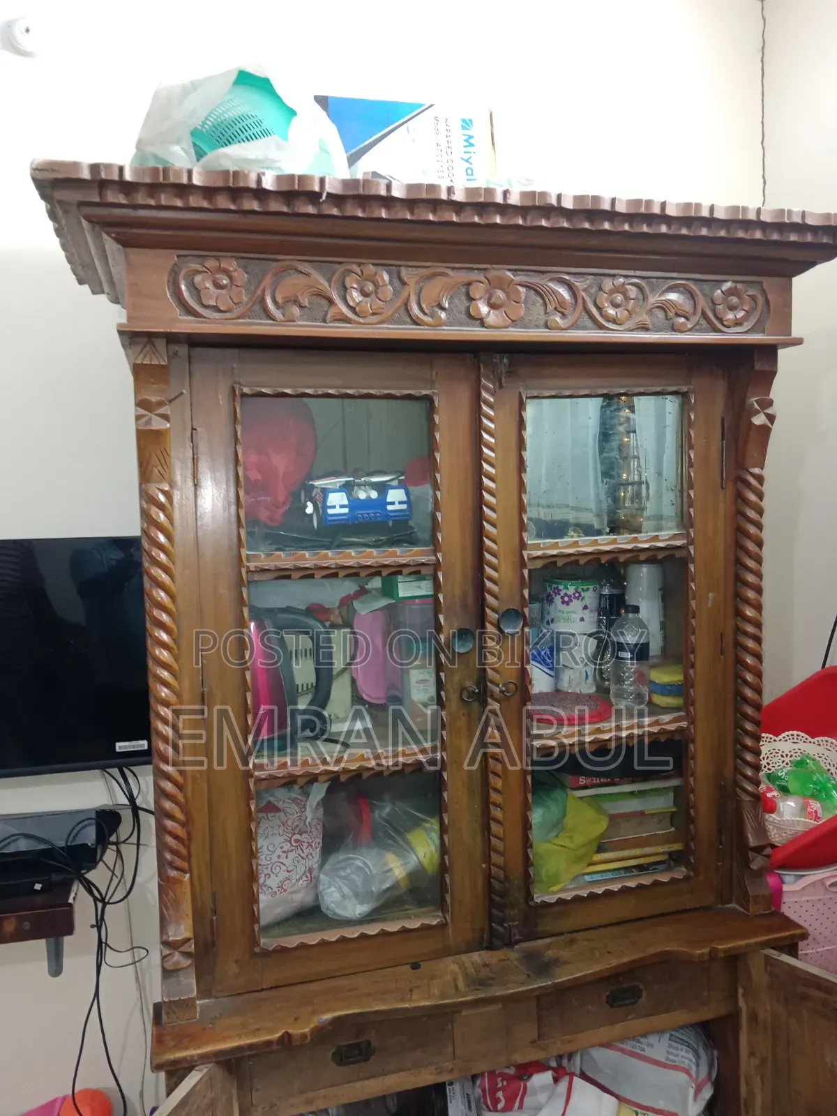পুরাতন একটি আলমারি