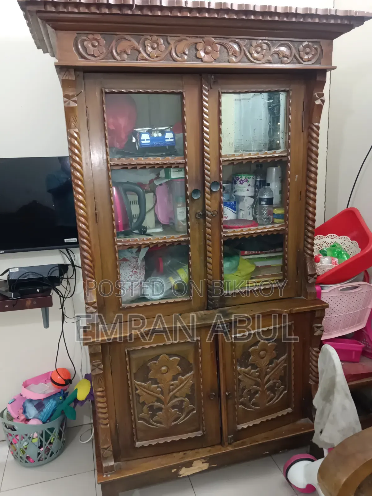 পুরাতন একটি আলমারি