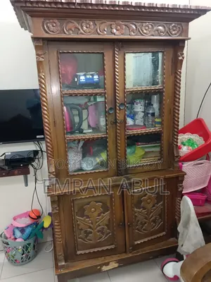 পুরাতন একটি আলমারি