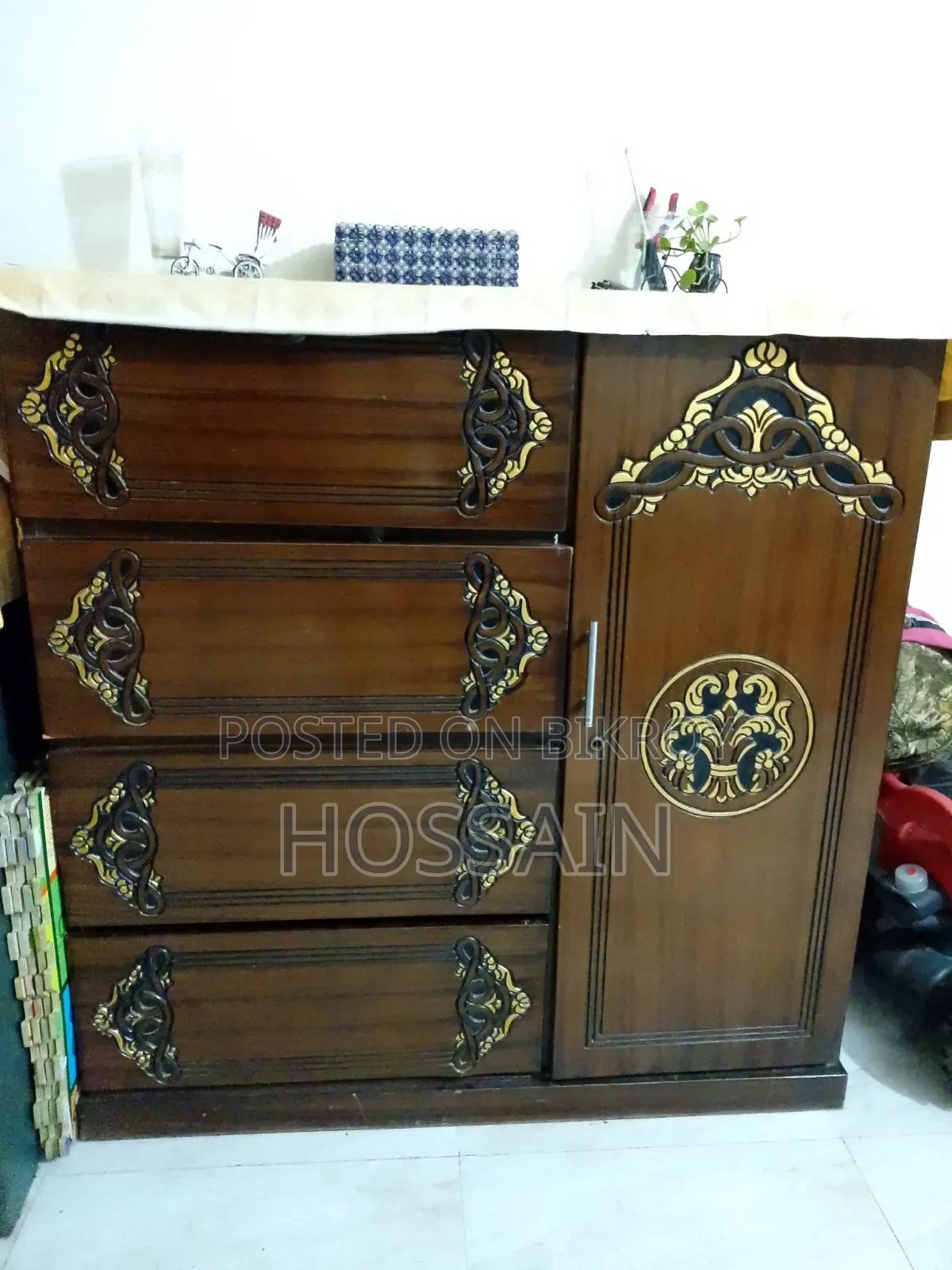 মালয়েশিয়ান কাঠের ওয়ারড্রোব