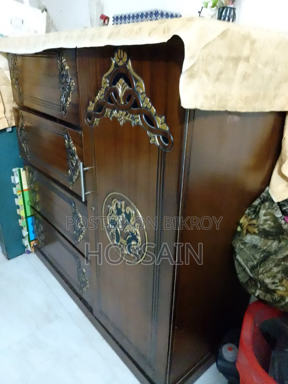 মালয়েশিয়ান কাঠের ওয়ারড্রোব