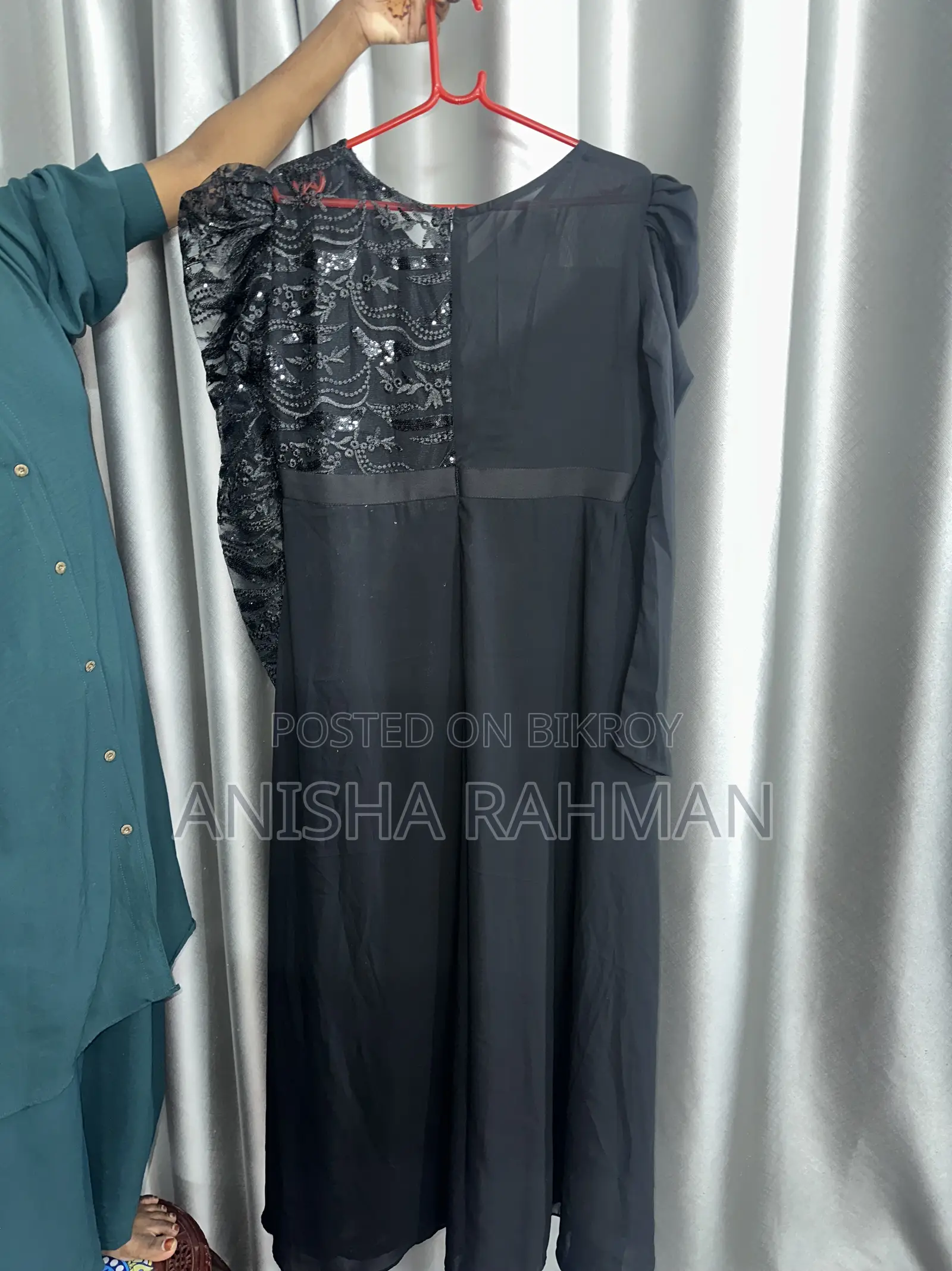কালো পার্টি গাউন