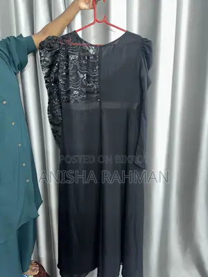 কালো পার্টি গাউন