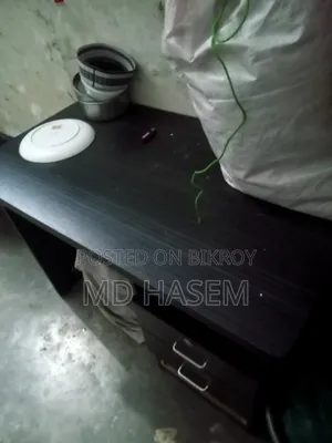 পড়ার টেবিল