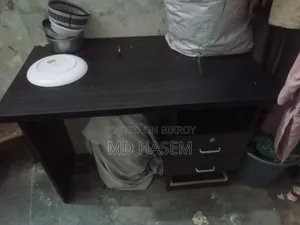 পড়ার টেবিল