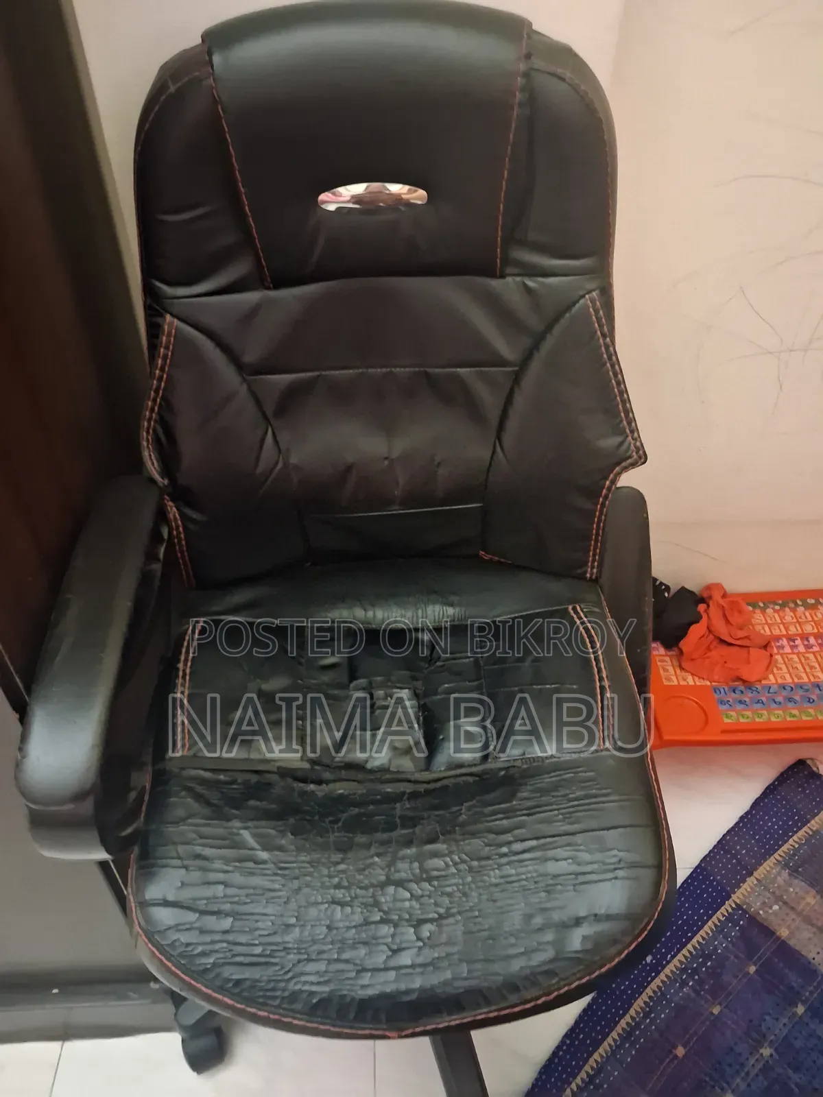 চেয়ার বিক্রির পোস্ট