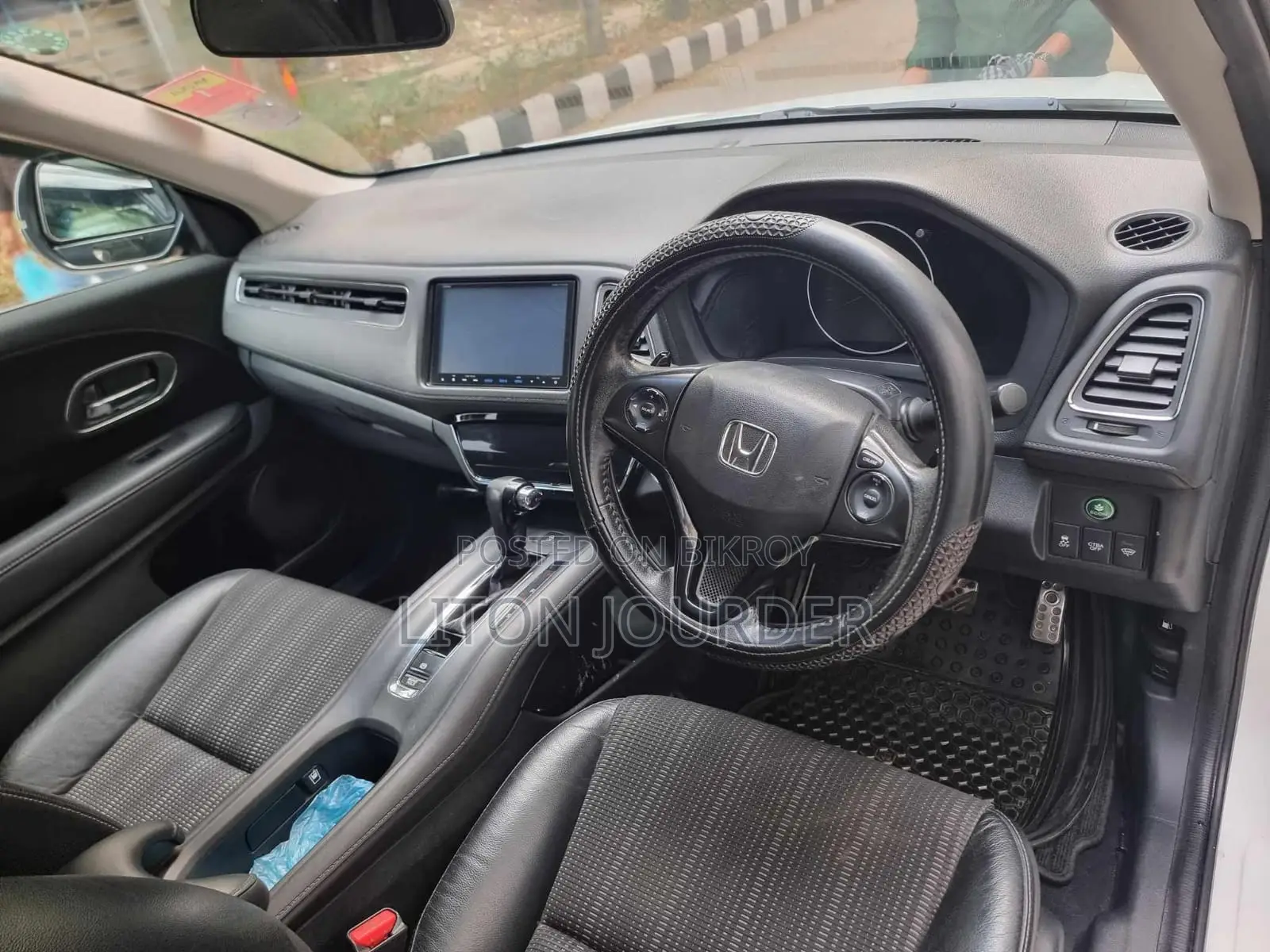 Honda Vezel 1.5 Four-Wheel Drive 2015 Pearl