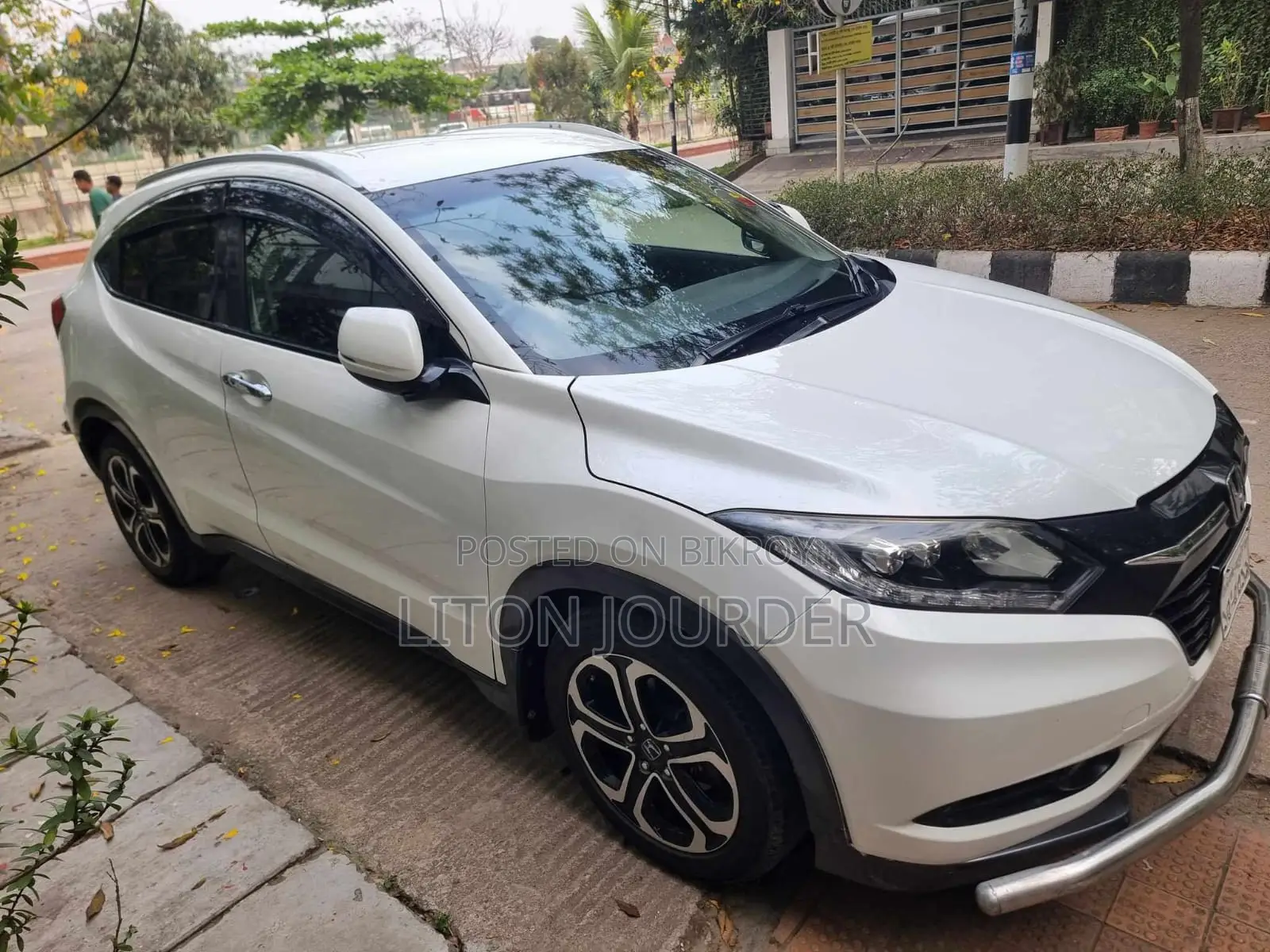 Honda Vezel 1.5 Four-Wheel Drive 2015 Pearl