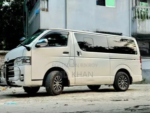 Toyota HiAce 2016 White