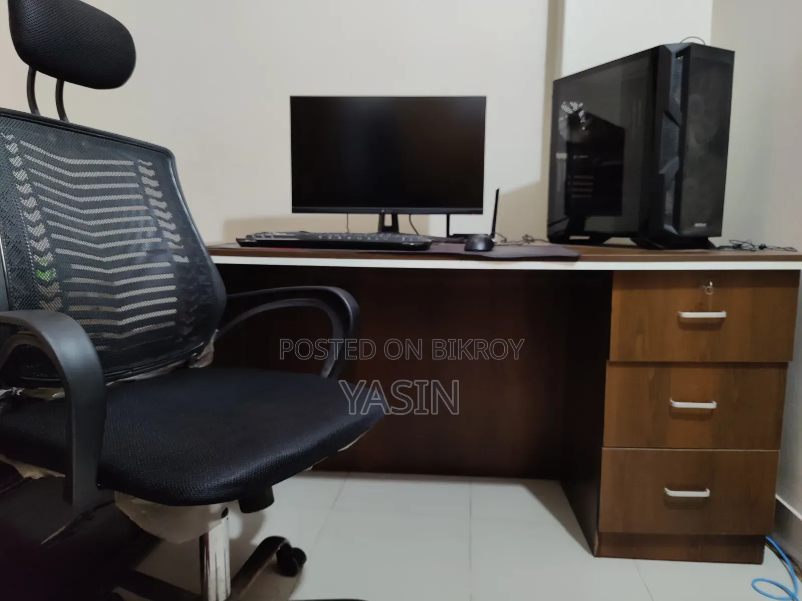 Office Table And Black Chair