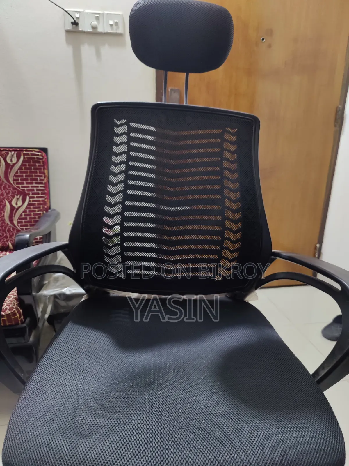 Office Table And Black Chair