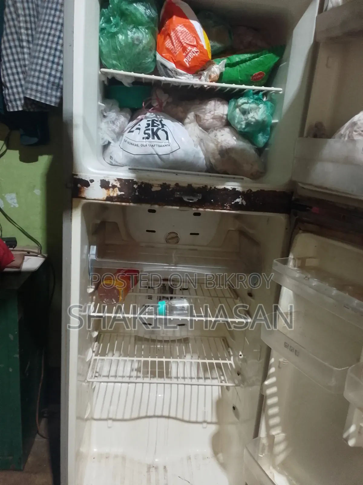Samsung Fridge for sale, has a little rust but the fridge is very good