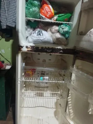 Samsung Fridge for sale, has a little rust but the fridge is very good