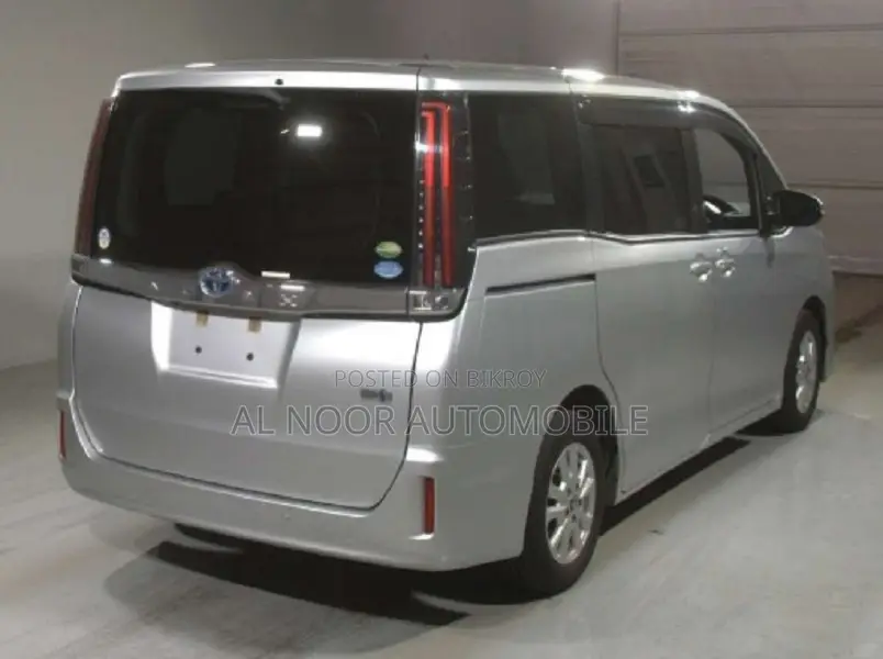 Toyota Noah 2021 Silver