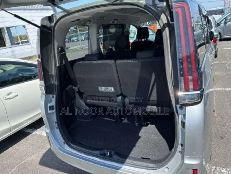 Toyota Noah 2021 Silver