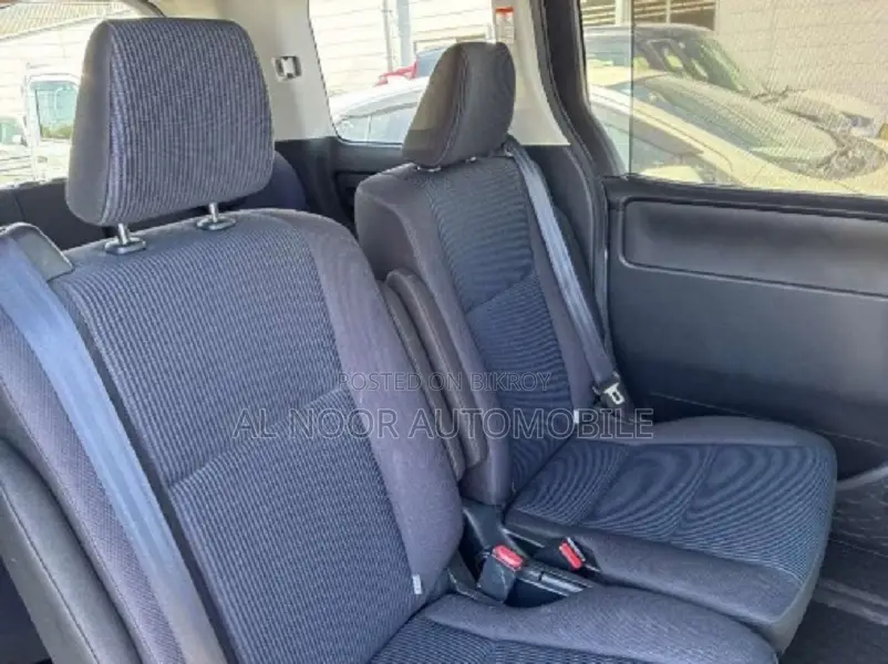 Toyota Noah 2021 Silver