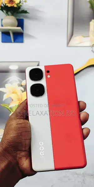 আইকিউওও ২৫৬ জিবি রেড