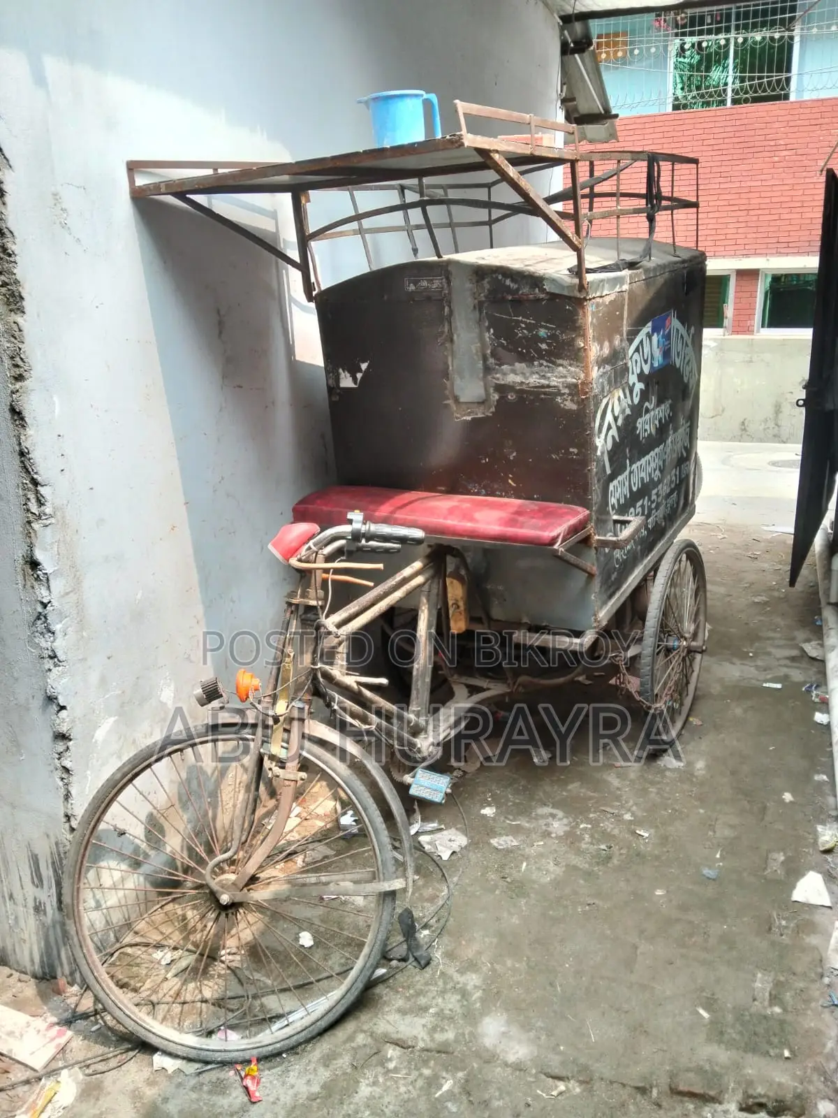 একটি ডাবল ব্যাটারির বক্স ভ্যান সহ ছাউনি আছে